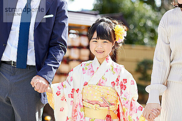 Japanische Familie im Tempel