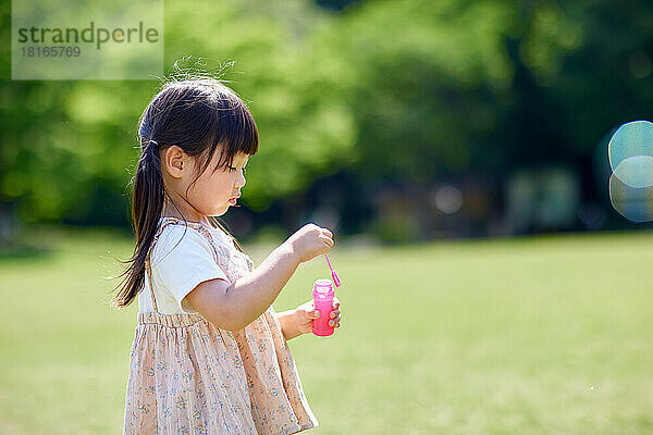 Japanisches Kind in einem Stadtpark