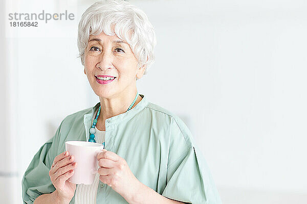 Japanische Seniorin trinkt Kaffee