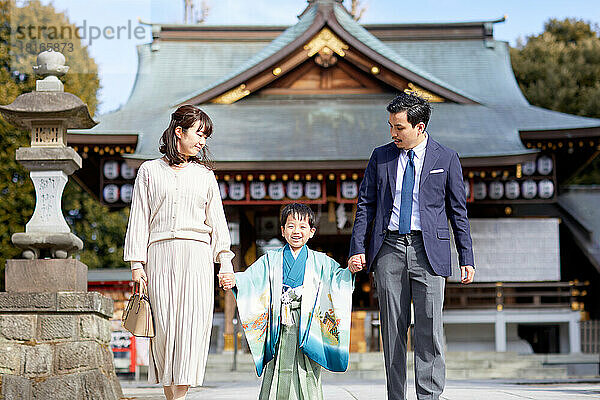 Japanische Familie im Tempel