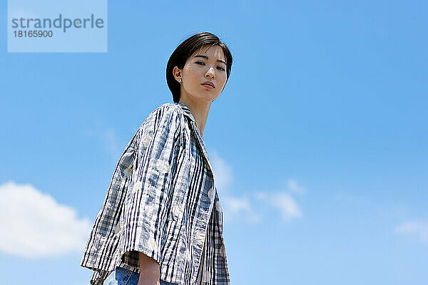 Porträt einer jungen japanischen Frau im Freien