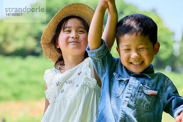 Japanische Kinder in einem Stadtpark