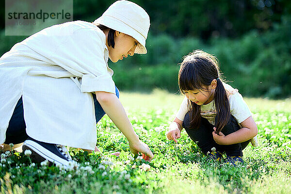 Japanisches Kind mit Mutter in einem Stadtpark