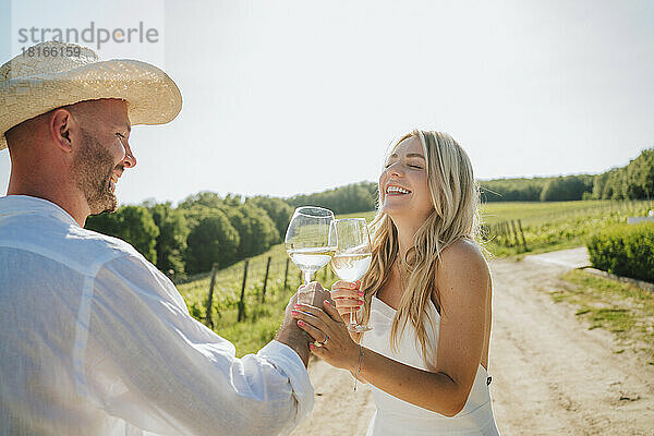 Glückliches Paar  das Spaß mit Weinglas im Weingut hat