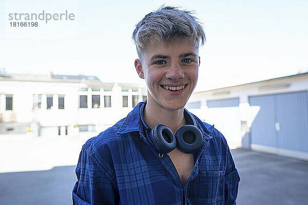 Lächelnder Teenager mit kabellosen Bluetooth-Kopfhörern