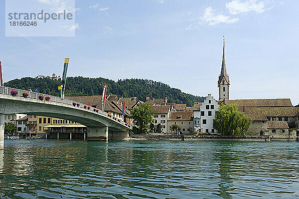 Schweiz  Kanton Schaffhausen  Stein am Rhein  Bogenbrücke über den Rhein mit historischen Häusern im Hintergrund