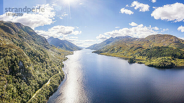 Luftaufnahme des Glenfinnan-Viadukts und des Loch Shiel an einem sonnigen Tag  Schottland