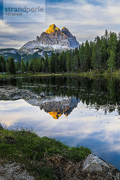 Italien  Venetien  malerischer Blick auf den Antorno-See in der Abenddämmerung mit der Bergkette Cadini di Misurina im Hintergrund