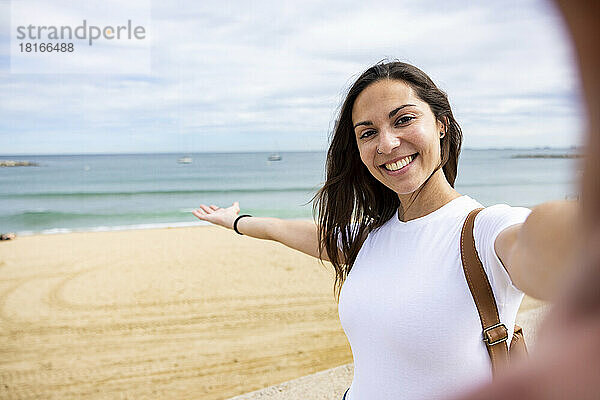 Glückliche Frau  die Selfie am Strand macht