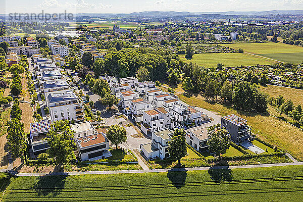 Deutschland  Baden-Württemberg  Ludwigsburg  Luftaufnahme eines ländlichen Vorortes mit modernen energieeffizienten Häusern