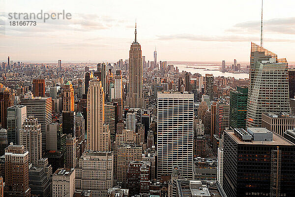 USA  New York  New York City  Midtown Manhattan bei Sonnenuntergang