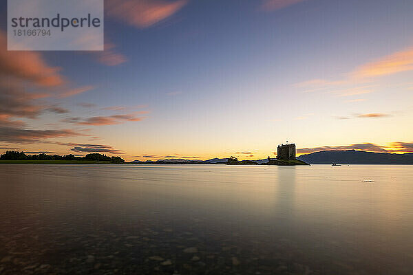 Malerischer Blick auf Castle Stalker am Loch Linnhe bei Sonnenuntergang  Schottland