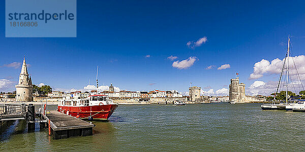 Frankreich  Nouvelle-Aquitaine  La Rochelle  Panoramablick auf den alten mittelalterlichen Hafen