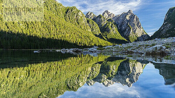 Italien  Trentino-Südtirol/Südtirol  malerischer Blick auf den Toblacher See in den Sextner Dolomiten