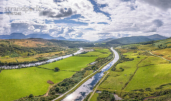 Luftaufnahme des Great Glen Way am Caledonian Canaland und dem Fluss Lochy  Schottland