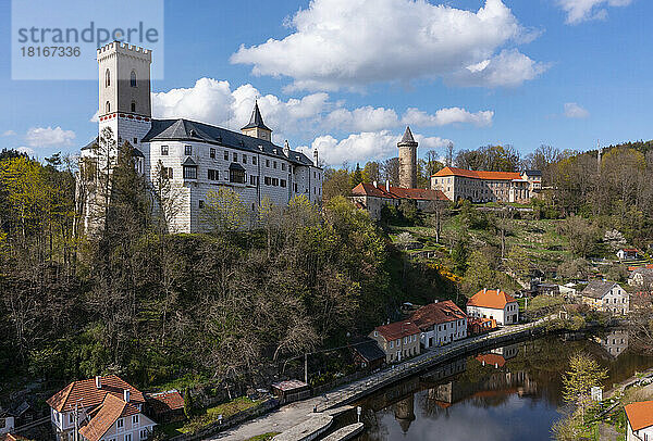 Tschechische Republik  Südböhmische Region  Rozmberk nad Vltavou  Drohnenansicht der Burg Rozmberk im Herbst