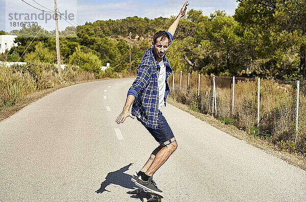 Mann genießt Skateboardfahren an einem sonnigen Tag