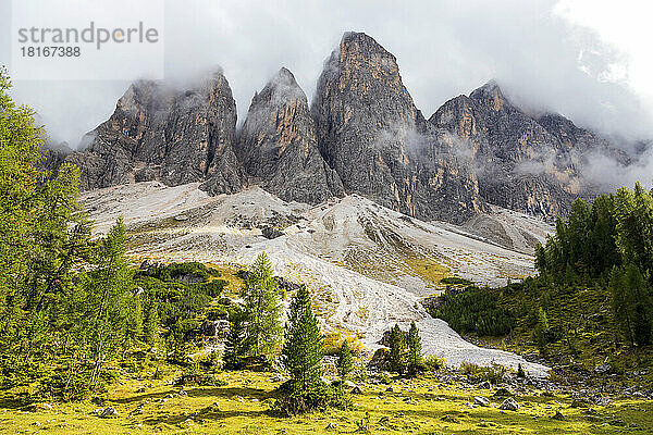 Malerische Aussicht auf majestätische neblige Berge  Dolomiten  Italien