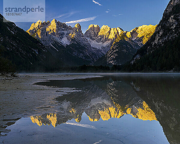 Italien  Trentino-Südtirol/Südtirol  Berge spiegeln sich in der Abenddämmerung im Lago di Landro