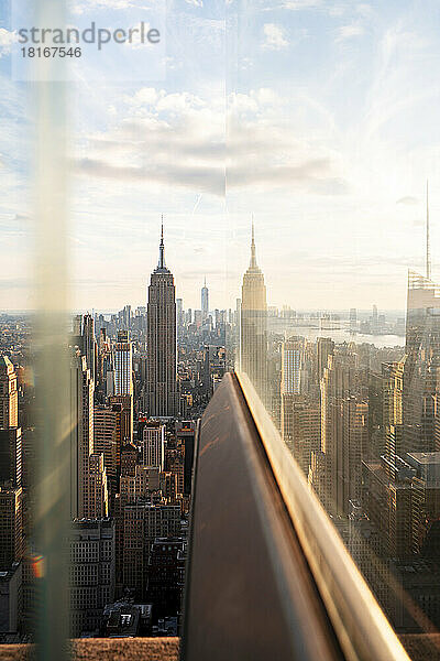 USA  New York  New York City  Midtown Manhattan bei Sonnenuntergang durch das Fenster gesehen