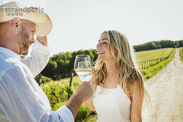 Glückliche Frau und Mann genießen Wein im Weingut