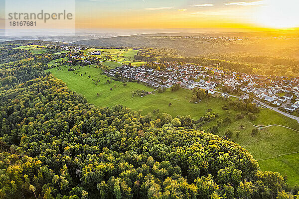 Deutschland  Baden-Württemberg  Drohnenansicht der Stadt im Remstal bei Sonnenuntergang