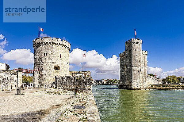 Frankreich  Nouvelle-Aquitaine  La Rochelle  Chain Tower und Saint Nicolas Tower im alten mittelalterlichen Hafen