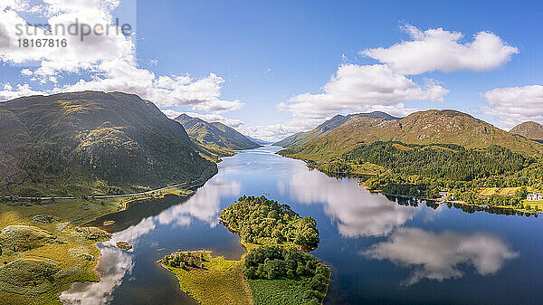 Luftaufnahme des Glenfinnan-Viadukts und des Loch Shiel  Schottland