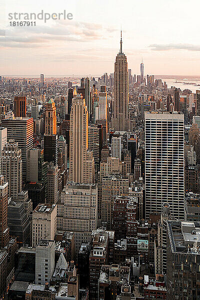 USA  New York  New York City  Midtown Manhattan in der Abenddämmerung