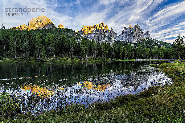 Italien  Venetien  malerischer Blick auf den Antorno-See in der Abenddämmerung mit der Bergkette Cadini di Misurina im Hintergrund