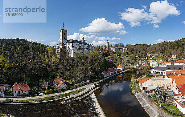 Tschechische Republik  Südböhmische Region  Rozmberk nad Vltavou  Drohnenansicht der Burg Rozmberk und der umliegenden Stadt im Herbst