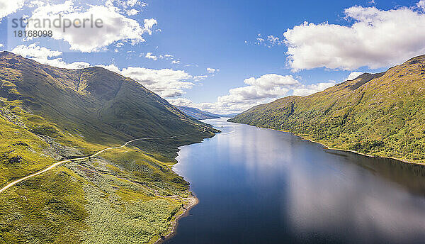 Malerische Aussicht auf das Glenfinnan-Viadukt und Loch Shiel  Schottland