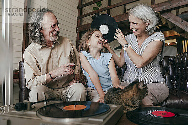 Großeltern genießen Musik mit Enkelin zu Hause
