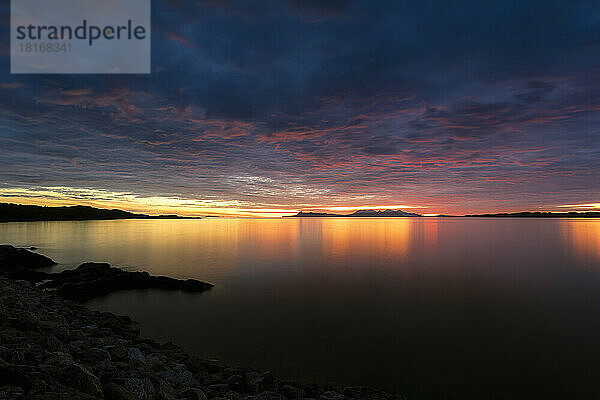 Malerische Aussicht auf Loch Ailort mit Isle of Rum und Eigg bei Sonnenuntergang  Schottland