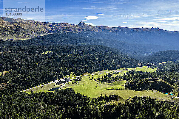 Italien  Trentino-Südtirol/Südtirol  Drohnenansicht des Kreuzbergpasses