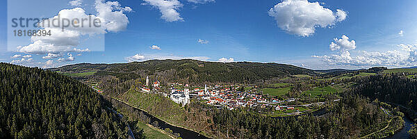 Tschechische Republik  Südböhmische Region  Rozmberk nad Vltavou  Drohnenpanorama der Burg Rozmberk und der umliegenden Stadt im Herbst
