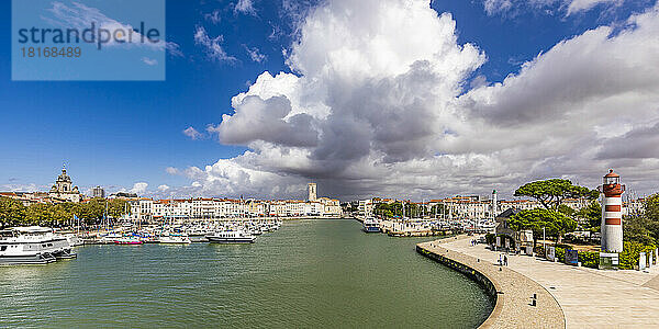 Frankreich  Nouvelle-Aquitaine  La Rochelle  Panoramablick auf Wolken über dem Stadthafen