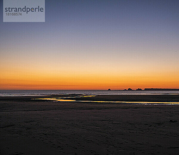 Idyllischer Blick auf den Sonnenuntergang am Strand