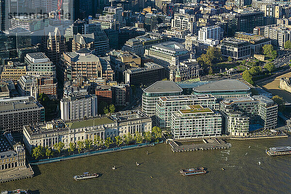 Großbritannien  England  London  erhöhte Ansicht von Gebäuden entlang der Themse