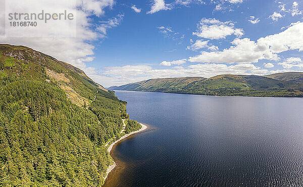 Luftaufnahme von Loch Lochy und der kurvenreichen Strecke des Great Glen Way  Schottland