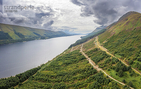 Malerische Aussicht auf den Great Glen Way und den Lochy River  Schottland