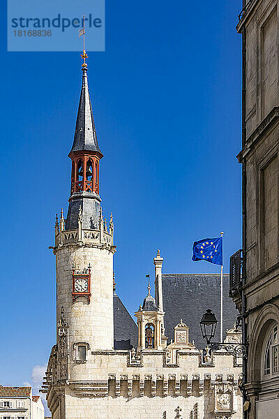 Frankreich  Nouvelle-Aquitaine  La Rochelle  Glockenturm des Rathauses aus dem 14. Jahrhundert
