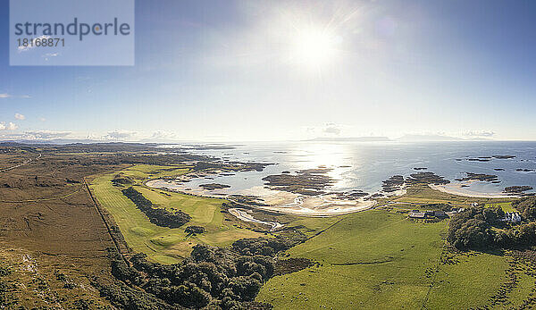 Luftaufnahme des Strandes von Traigh an einem sonnigen Tag  Schottland