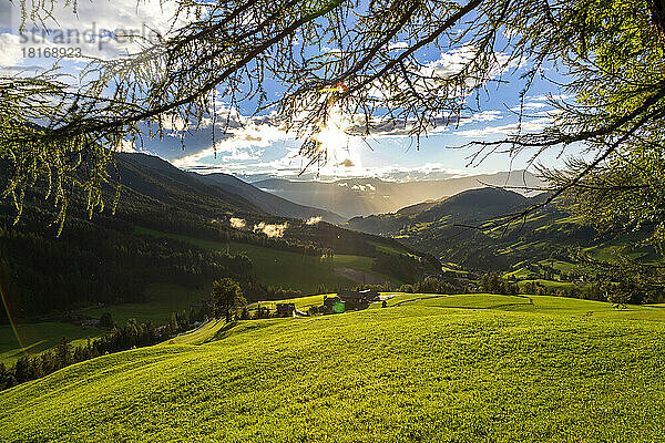 Malerische Aussicht auf Berge und Wiesen an sonnigen Tagen  Dolomiten  Italien