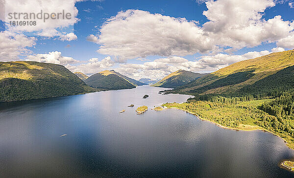 Luftaufnahme von Glenfinnan und Loch Shiel  Schottland