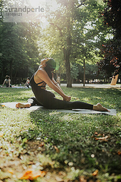 Yogalehrer praktiziert Ardha Kapotasana im Park