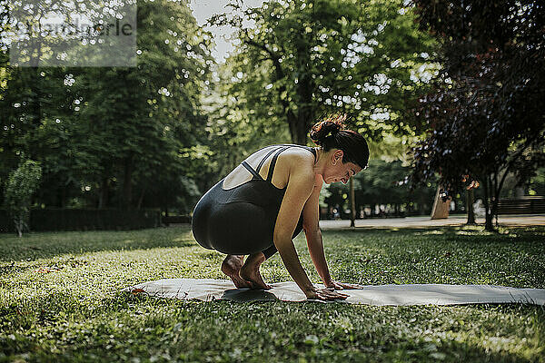 Yogalehrer trainiert im Park