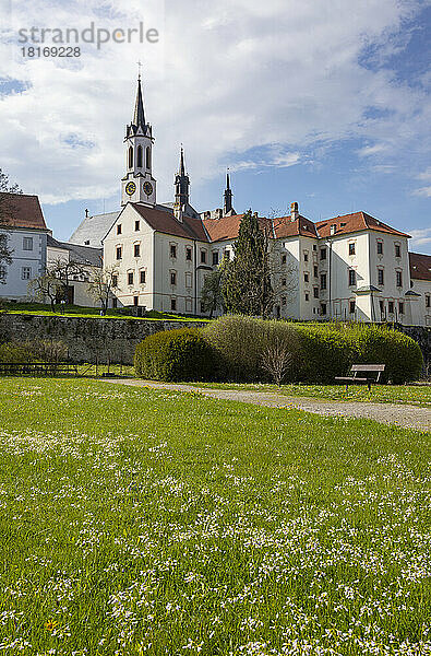 Tschechische Republik  Südböhmische Region  Vyssi Brod  öffentlicher Park im Frühling mit der Abtei Hohenfurth im Hintergrund