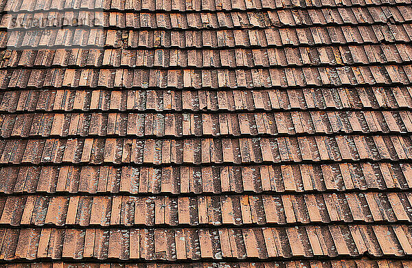Voller Rahmen des alten mit Ziegeln gedeckten Hausdaches