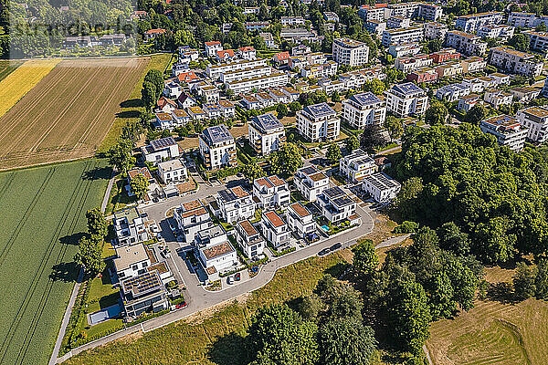 Deutschland  Baden-Württemberg  Ludwigsburg  Luftaufnahme eines ländlichen Vorortes mit modernen energieeffizienten Häusern